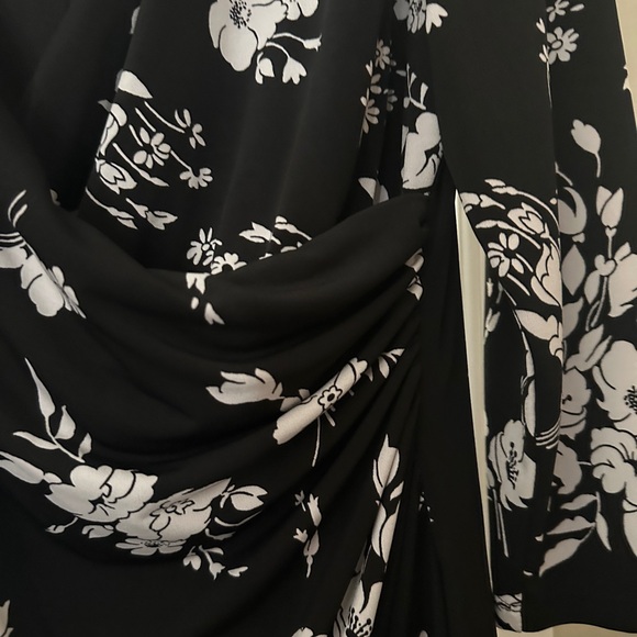 CHAPS black and white wrap style v neck - Picture 3 of 5